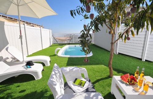Had Nes Bed & Breakfast | Relax at La Pazza: Private Jacuzzis & Pools by the Sea