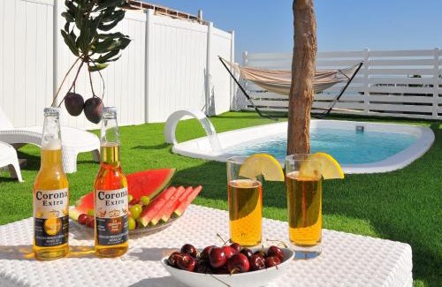 Had Nes Bed & Breakfast | Relax at La Pazza: Private Jacuzzis & Pools by the Sea