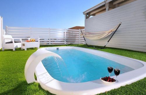 Had Nes Bed & Breakfast | Relax at La Pazza: Private Jacuzzis & Pools by the Sea