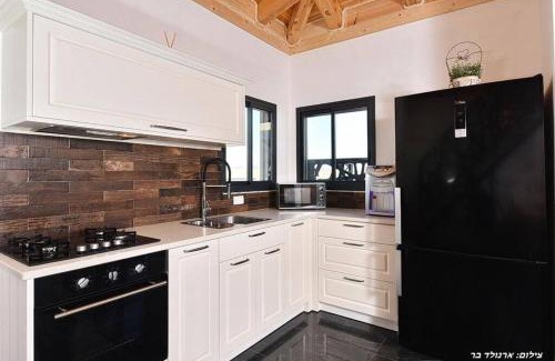 Mishmar HaYarden Villa | Maiori Boutique Villa: Private Pool & Scenic Views for Families