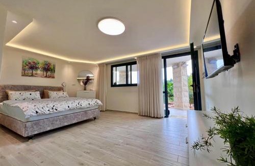 Abu Ghosh Bed & Breakfast | Experience המביט אל הואדי: Family-Friendly with Pool & Dining