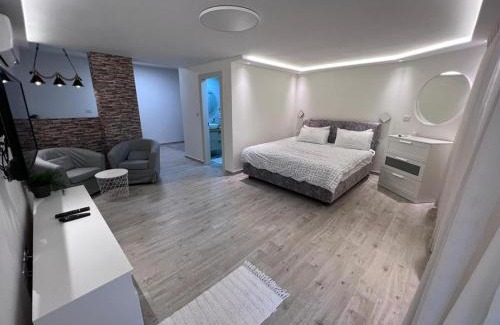 Abu Ghosh Bed & Breakfast | Experience המביט אל הואדי: Family-Friendly with Pool & Dining