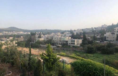 Abu Ghosh Bed & Breakfast | Experience המביט אל הואדי: Family-Friendly with Pool & Dining