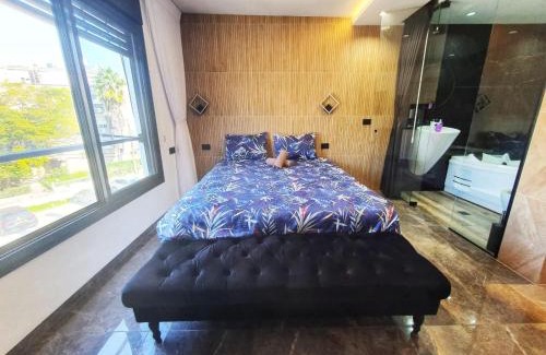Kiryat Motzkin Apartment | Delightful Motzkin Sweet: Child-Friendly with Hot Tub