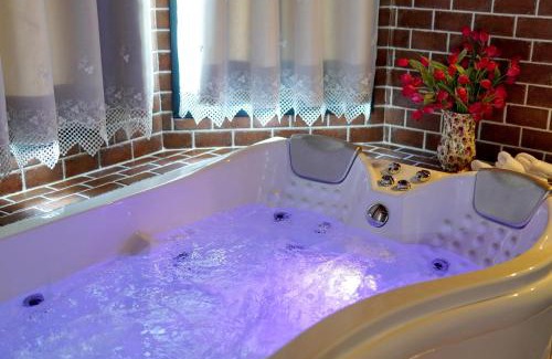 Sha'al Apartment | Discover Mikasa: Rated 9.4/10 with Hot Tub & Breakfast