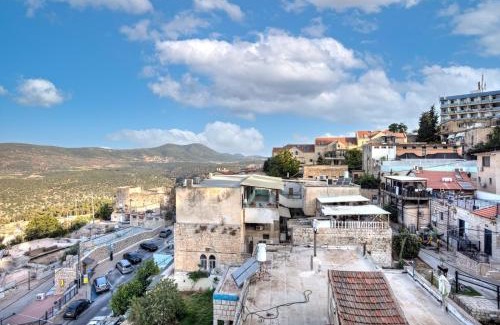 Safed Old City Villa | Experience Elegance at מלכות בעתיקה - 4-Star Family Haven