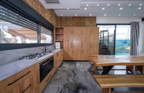 Vered Hagalil House | Relax in Style at ממלכת אהרון with Private Pool near Kinneret