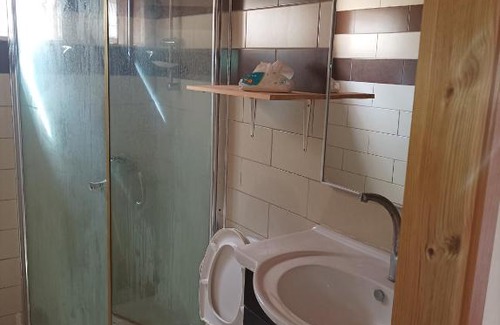 Emek HaMaayanot Apartment | Discover משק 38 תל תאומים: Pet-Friendly Retreat with Hot Tub