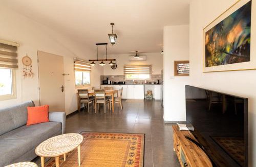 Livnim House | Serene Retreat: 3-Bedroom Apartment with Lake View
