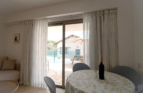 Livnim House | Serene Retreat: 3-Bedroom Apartment with Lake View