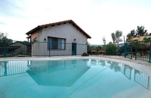 Livnim House | Serene Retreat: 3-Bedroom Apartment with Lake View