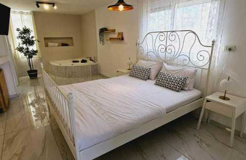 Poriyya Apartment | Exclusive נווה שחר: Private Hot Tub & Shared Pool Retreat