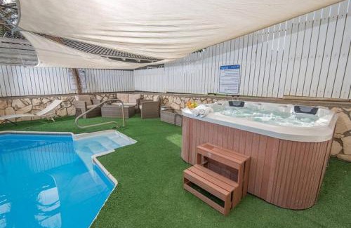 Poriyya Apartment | Exclusive נווה שחר: Private Hot Tub & Shared Pool Retreat
