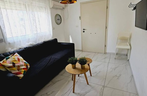 Poriyya Apartment | Exclusive נווה שחר: Private Hot Tub & Shared Pool Retreat