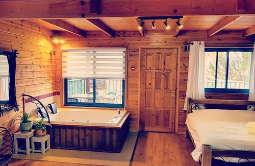 Mevoot HaHermon Ski Chalet | Explore Nofim BaDishon: Family-Friendly with Pool & Hot Tub