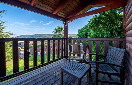 Mevoot HaHermon Ski Chalet | Explore Nofim BaDishon: Family-Friendly with Pool & Hot Tub