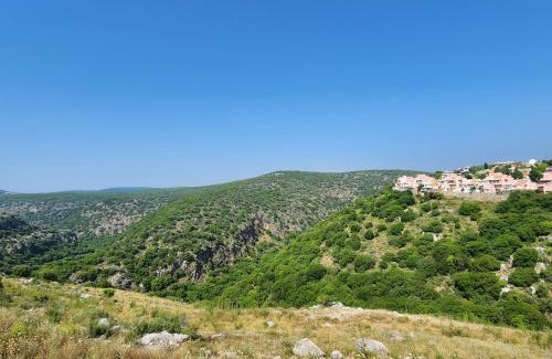 Ma'alot - Tarshiha Apartment | Relaxing Retreat in the Galilee with Family-Friendly Amenities