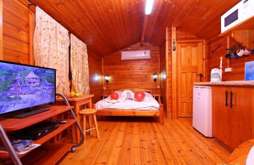 Migdal Cabin | Explore Nofesh Dvir: Cozy Suites & Cabin with Jacuzzi