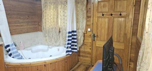 Migdal Cabin | Explore Nofesh Dvir: Cozy Suites & Cabin with Jacuzzi