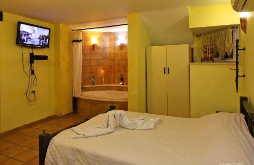 Migdal Cabin | Explore Nofesh Dvir: Cozy Suites & Cabin with Jacuzzi