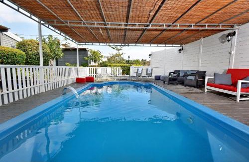 Had Nes House | Inviting Niflaot Hagolan: Pet-Friendly Haven with Pools