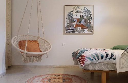 Shadmot Dvora Apartment | Charming נקודת חן: Child-Friendly and Guest Rated 9/10