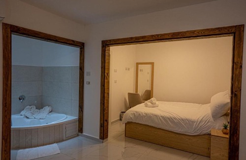 Masade House | Guest Rated: 9.8 at Golan Center Suite with Hot Tub