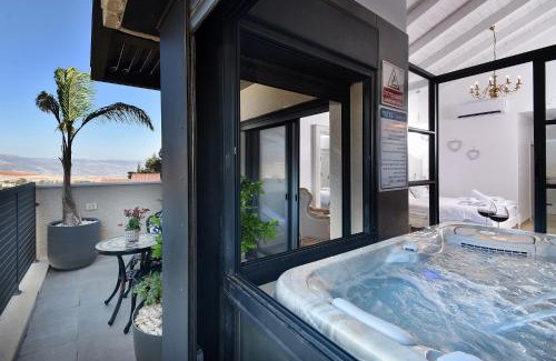 Metula Bed & Breakfast | Romance Suites: Family-Friendly Retreat with Hot Tub Access