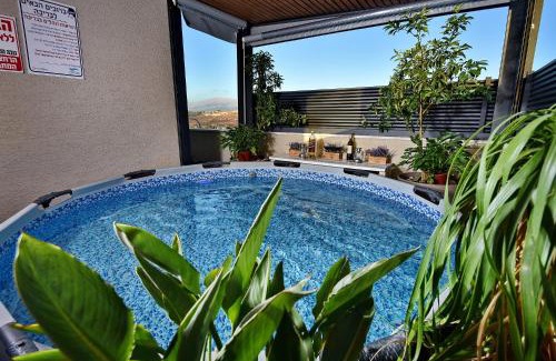 Metula Bed & Breakfast | Romance Suites: Family-Friendly Retreat with Hot Tub Access