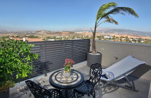 Metula Bed & Breakfast | Romance Suites: Family-Friendly Retreat with Hot Tub Access