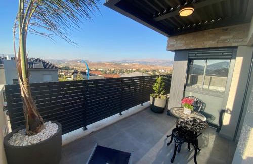 Metula Bed & Breakfast | Romance Suites: Family-Friendly Retreat with Hot Tub Access