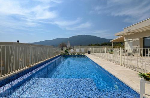 Safsufa Apartment | Peak Suites: Unforgettable Stays with Pool & Ocean Views