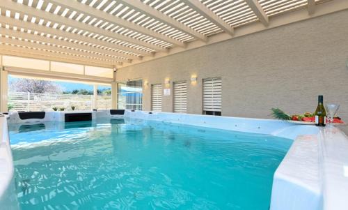 Safsufa Apartment | Peak Suites: Unforgettable Stays with Pool & Ocean Views