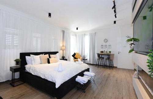 Safsufa Apartment | Peak Suites: Unforgettable Stays with Pool & Ocean Views