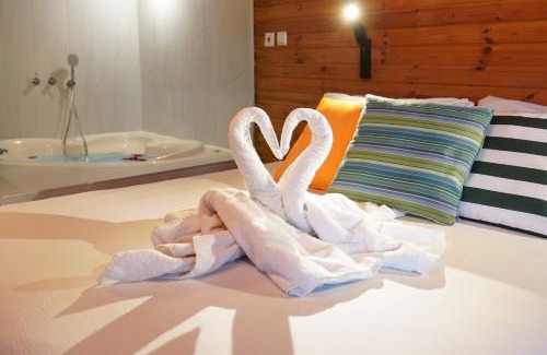Mishmar HaYarden Cabin | Escape to פינה במעיין: Oceanfront Haven with Pool