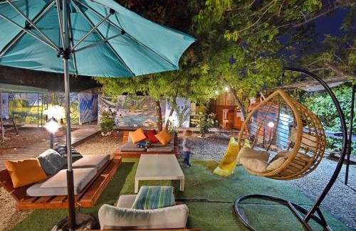 Mishmar HaYarden Cabin | Escape to פינה במעיין: Oceanfront Haven with Pool