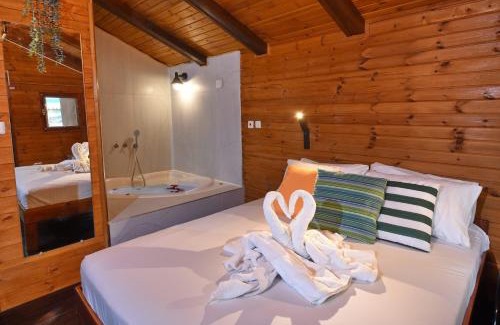 Mishmar HaYarden Cabin | Escape to פינה במעיין: Oceanfront Haven with Pool