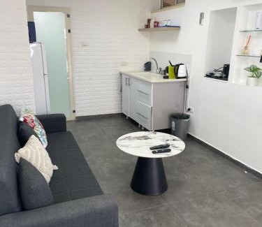 Beit She'an Apartment | Pet-Friendly Retreat with High Guest Ratings of 9/10
