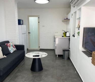 Beit She'an Apartment | Pet-Friendly Retreat with High Guest Ratings of 9/10