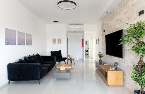 Kiryat Ata Apartment | Pet-Friendly Penthouse for Family Retreats in Independence