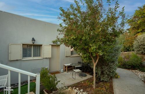 Ma'ale Gamla Apartment | Simple Stays with Pet-Friendly Comfort and Kitchen Access