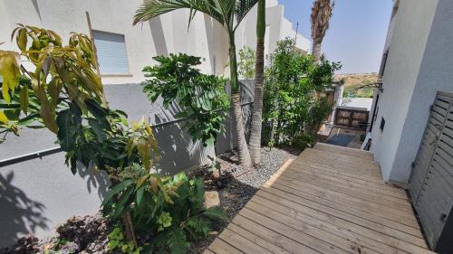 Giv'ot Bar House | Desert Pearl: Oceanfront Bliss with Spa and Pool Amenities