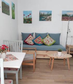 Gesher Apartment | Explore אירוח בבקעה: Pet Friendly Retreat with Breakfast