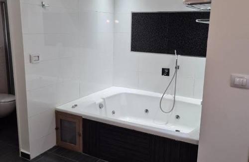 Metula House | Relaxing Retreat at צימר בקצה המושבה with Private Pool