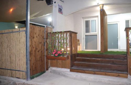 Majdal al-Shams Apartment | Family-Friendly Getaway at צימר גבול החרמון with Hot Tub