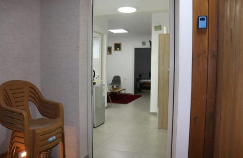 Majdal al-Shams Apartment | Family-Friendly Getaway at צימר גבול החרמון with Hot Tub