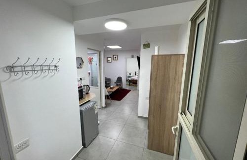 Majdal al-Shams Apartment | Family-Friendly Getaway at צימר גבול החרמון with Hot Tub