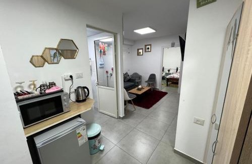 Majdal al-Shams Apartment | Family-Friendly Getaway at צימר גבול החרמון with Hot Tub