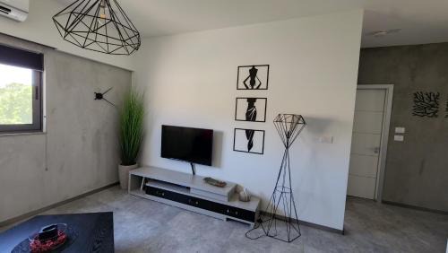 Yahel Bed & Breakfast | Experience Grappa in the Heart of the Desert Oasis