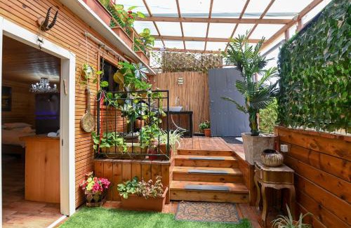 Tiberias Bed & Breakfast | Cozy צימר הבקתה: Pet-Friendly with Hot Tub & Great Reviews